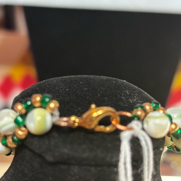 Hand crafted  shell beaded bracelet - Picture 4 of 6